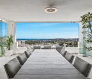 Простора 7-кімнатна квартира з терасою в Андалузії 325 кв.м