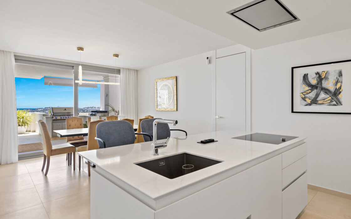 Простора 7-кімнатна квартира з терасою в Андалузії 325 кв.м