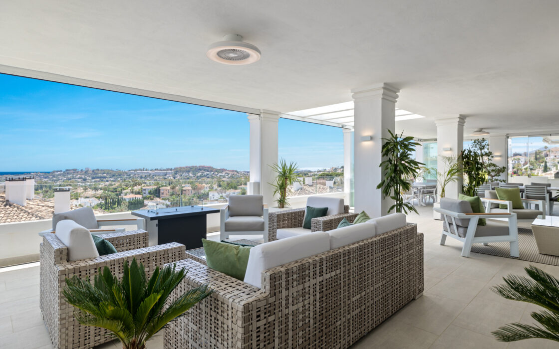 Простора 7-кімнатна квартира з терасою в Андалузії 325 кв.м