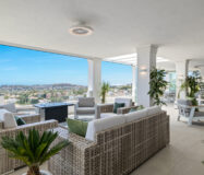 Простора 7-кімнатна квартира з терасою в Андалузії 325 кв.м