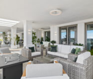 Простора 7-кімнатна квартира з терасою в Андалузії 325 кв.м