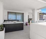 Простора 7-кімнатна квартира з терасою в Андалузії 325 кв.м