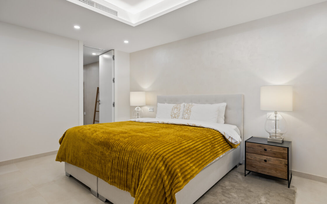 Простора 7-кімнатна квартира з терасою в Андалузії 325 кв.м