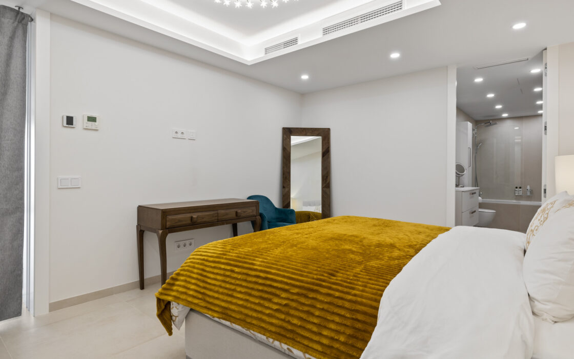 Простора 7-кімнатна квартира з терасою в Андалузії 325 кв.м