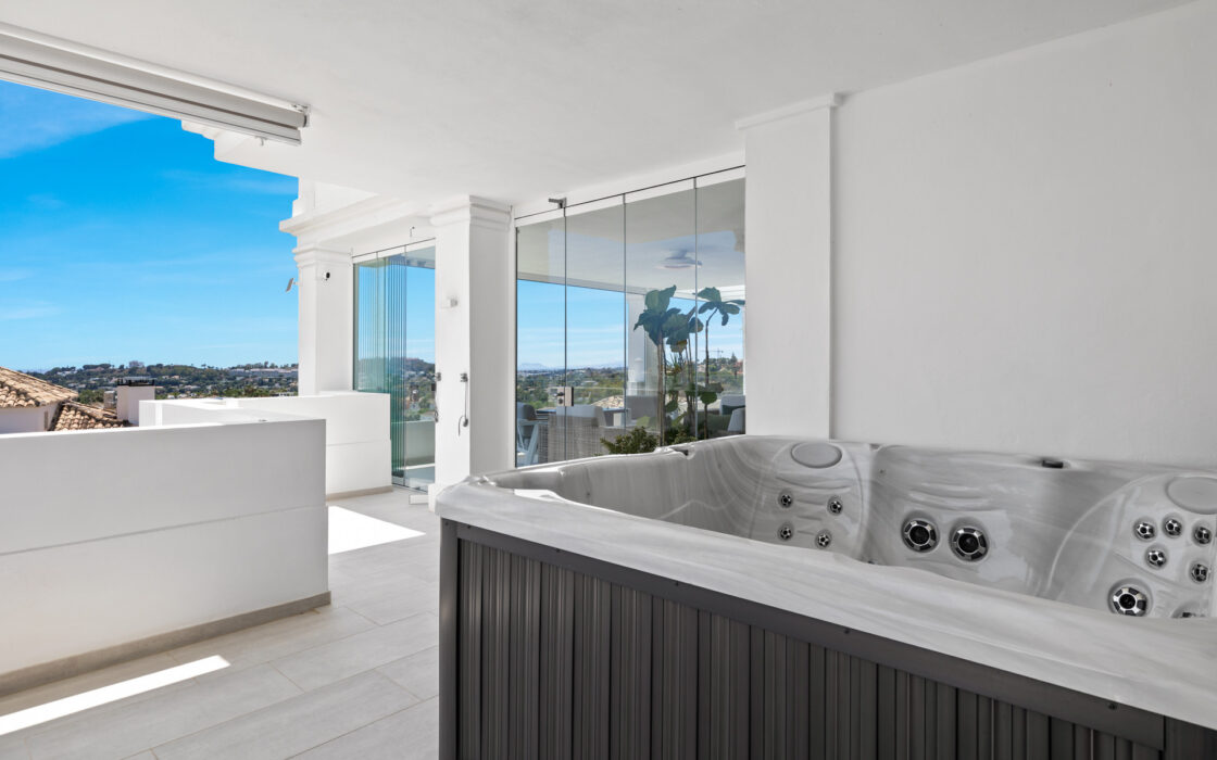 Простора 7-кімнатна квартира з терасою в Андалузії 325 кв.м