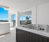 Простора 7-кімнатна квартира з терасою в Андалузії 325 кв.м