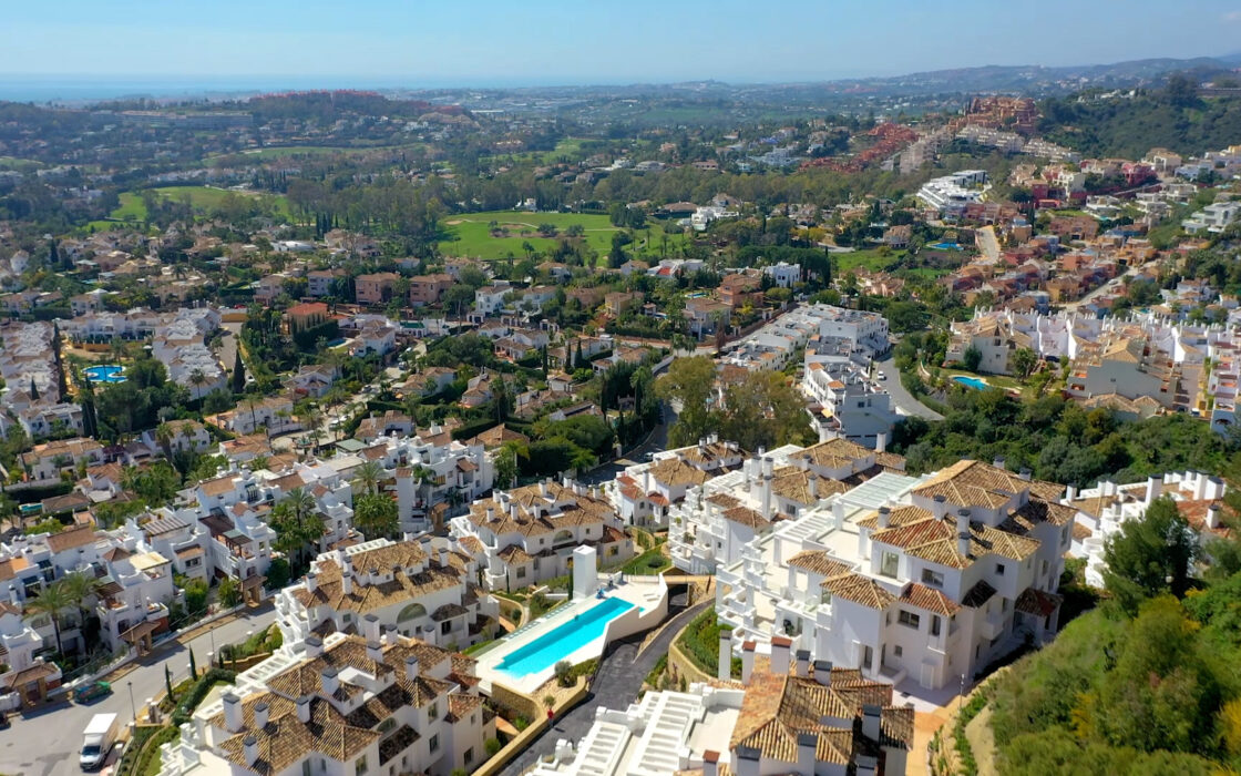 Простора 7-кімнатна квартира з терасою в Андалузії 325 кв.м