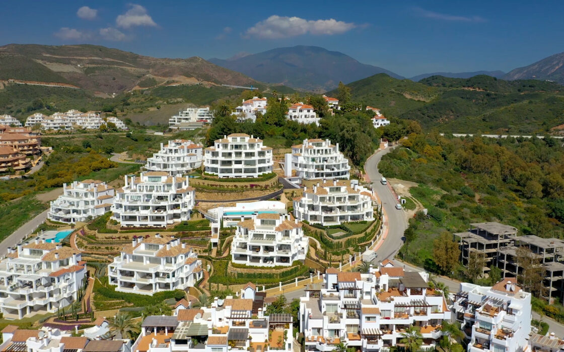 Простора 7-кімнатна квартира з терасою в Андалузії 325 кв.м