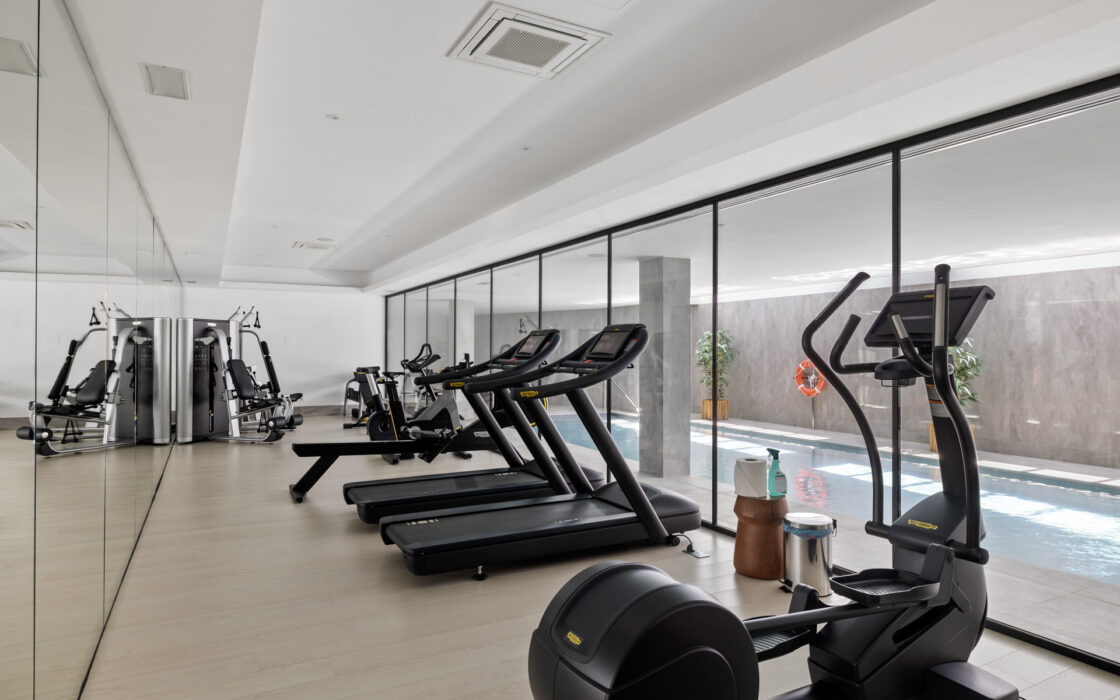 Простора 7-кімнатна квартира з терасою в Андалузії 325 кв.м