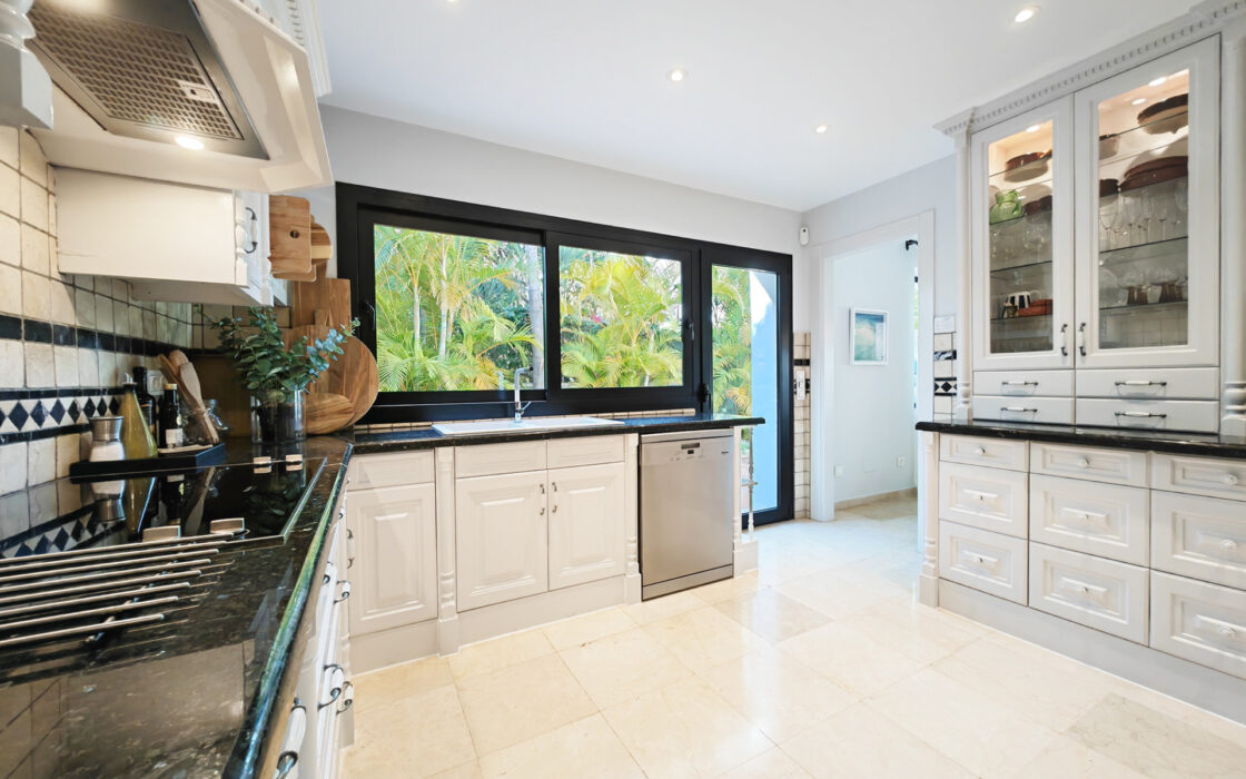 Роскошная вилла в Лос-Монтерос, Марбелья, 381 кв.м у моря