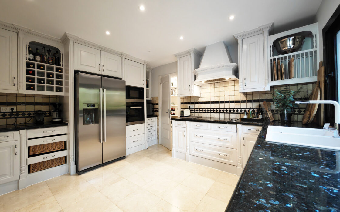 Роскошная вилла в Лос-Монтерос, Марбелья, 381 кв.м у моря