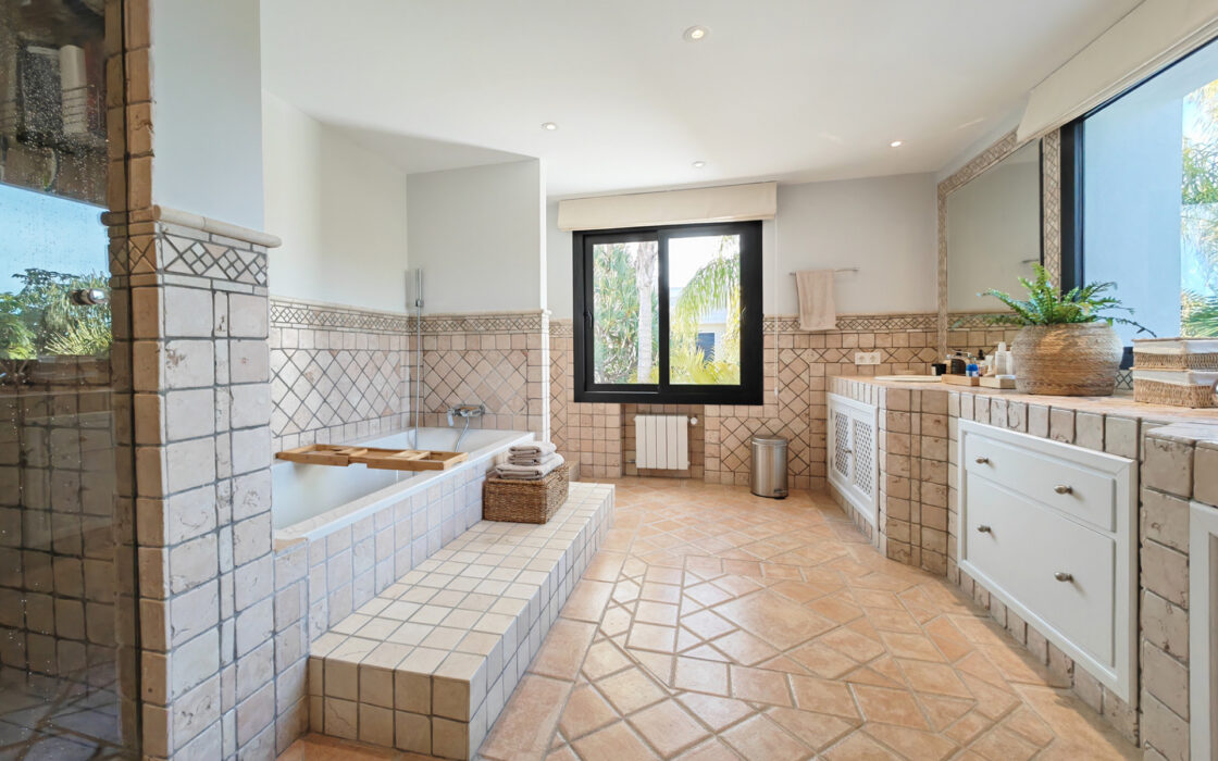 Роскошная вилла в Лос-Монтерос, Марбелья, 381 кв.м у моря