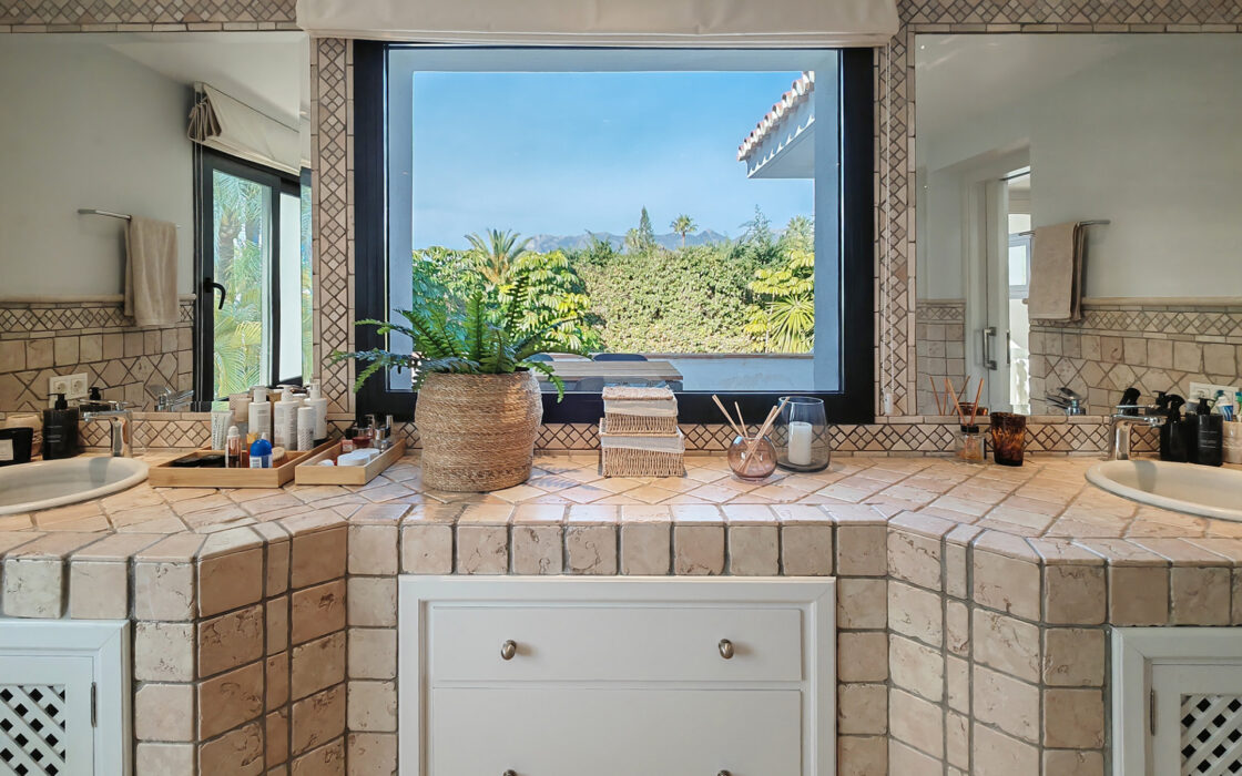 Роскошная вилла в Лос-Монтерос, Марбелья, 381 кв.м у моря