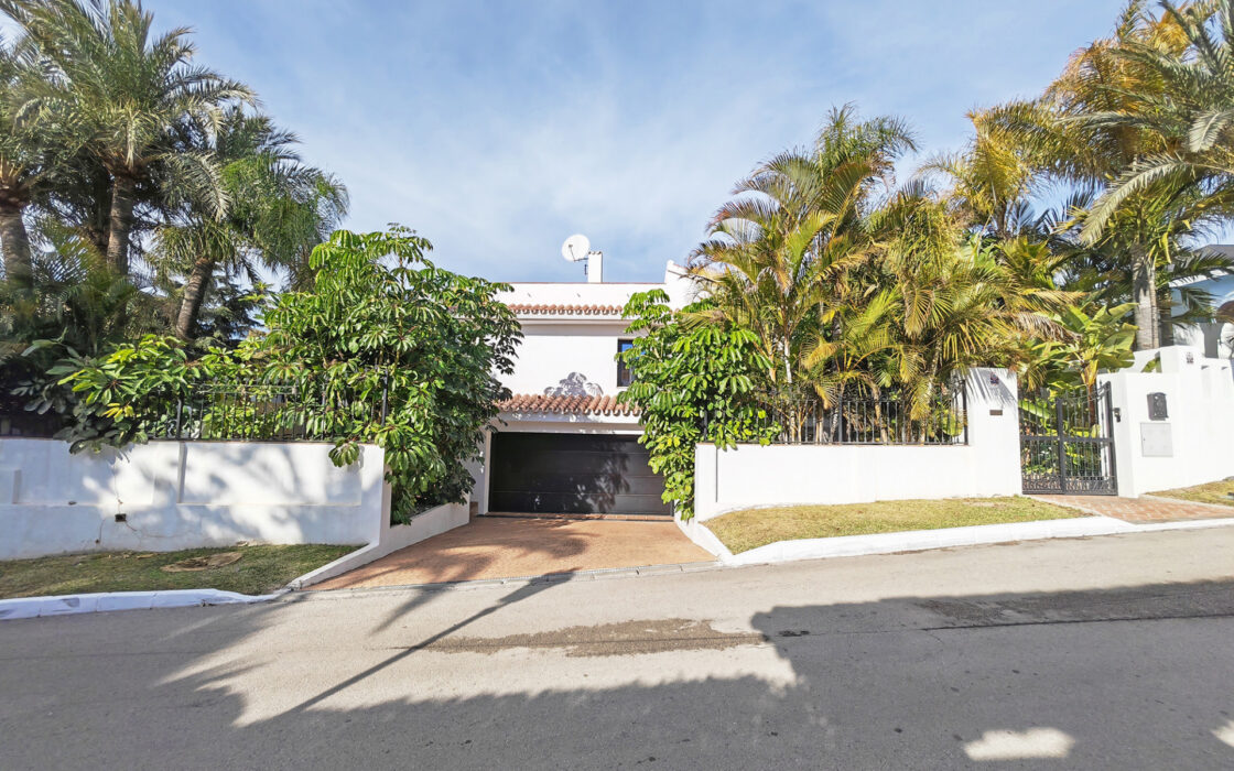 Роскошная вилла в Лос-Монтерос, Марбелья, 381 кв.м у моря