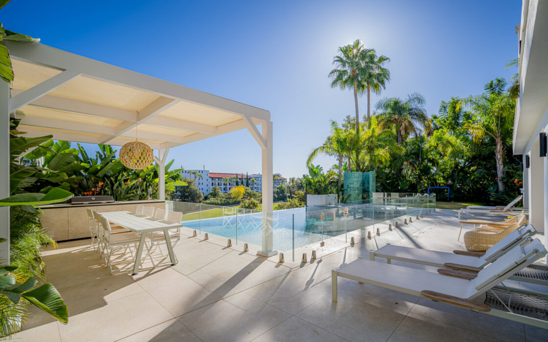 Вилла в Эль Эррохо 682 кв.м с террасой у моря