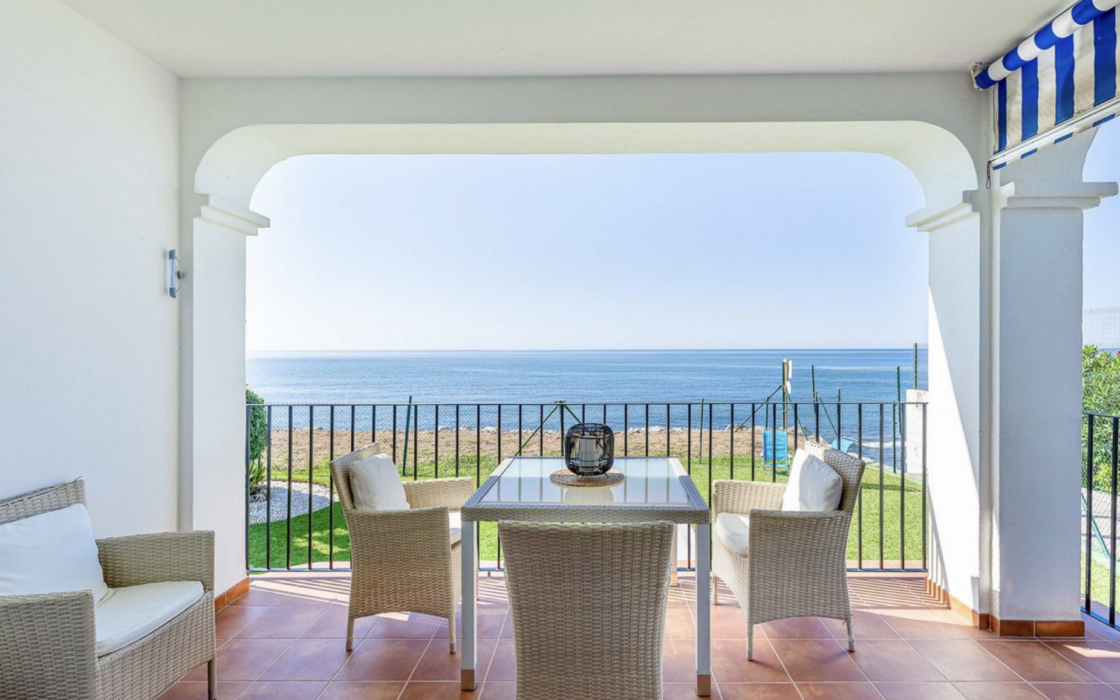 Просторная квартира у моря в Михас Коста 86 кв.м с террасой