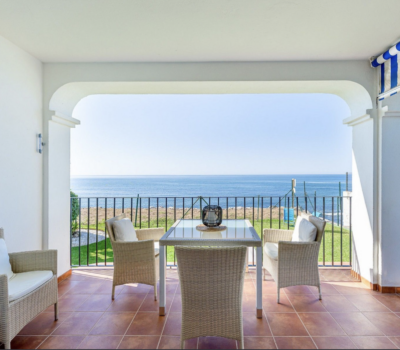 Простора квартира біля моря в Михас Коста 86 кв.м з терасою