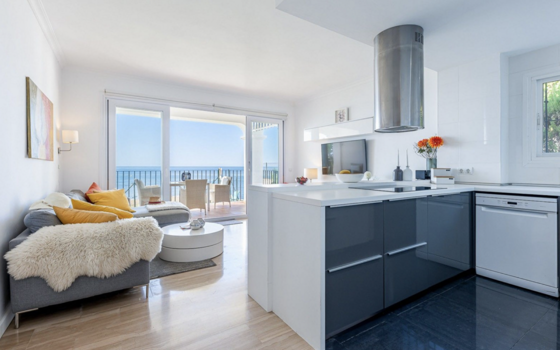 Просторная квартира у моря в Михас Коста 86 кв.м с террасой