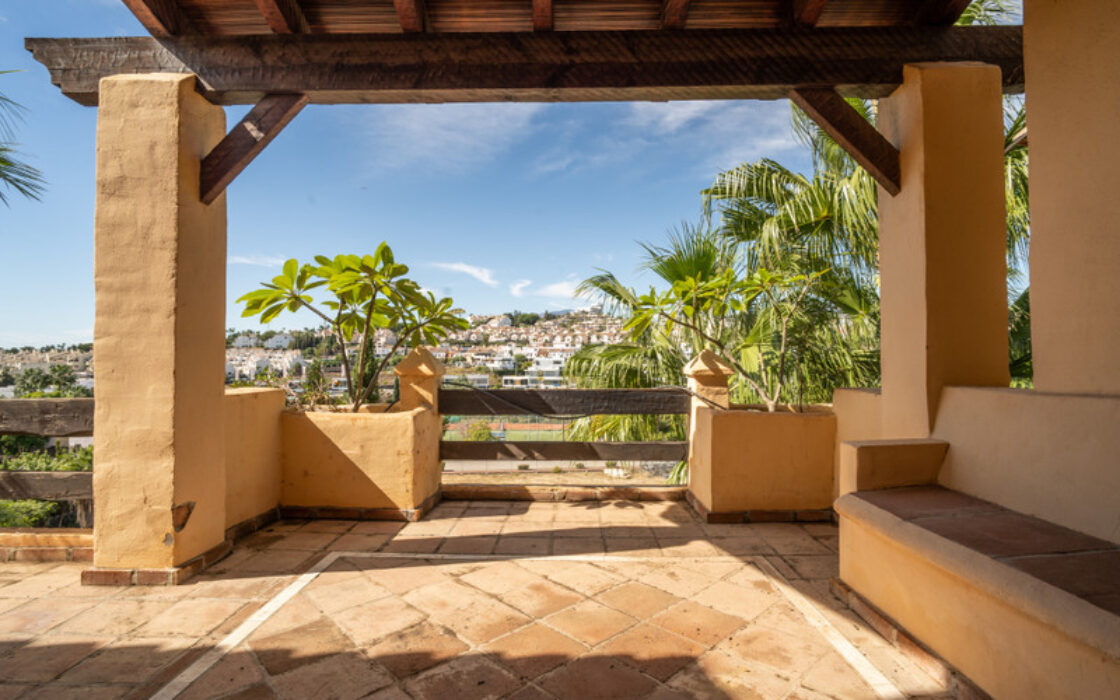 Квартира з терасою 135 кв.м в Естепоні біля моря