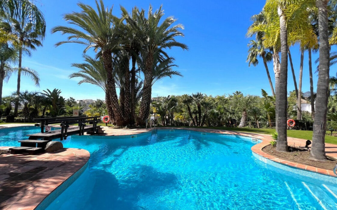 Квартира з терасою 135 кв.м в Естепоні біля моря