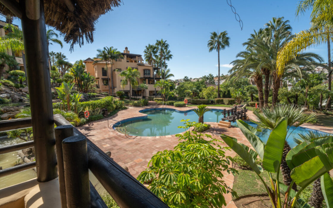 Квартира з терасою 135 кв.м в Естепоні біля моря