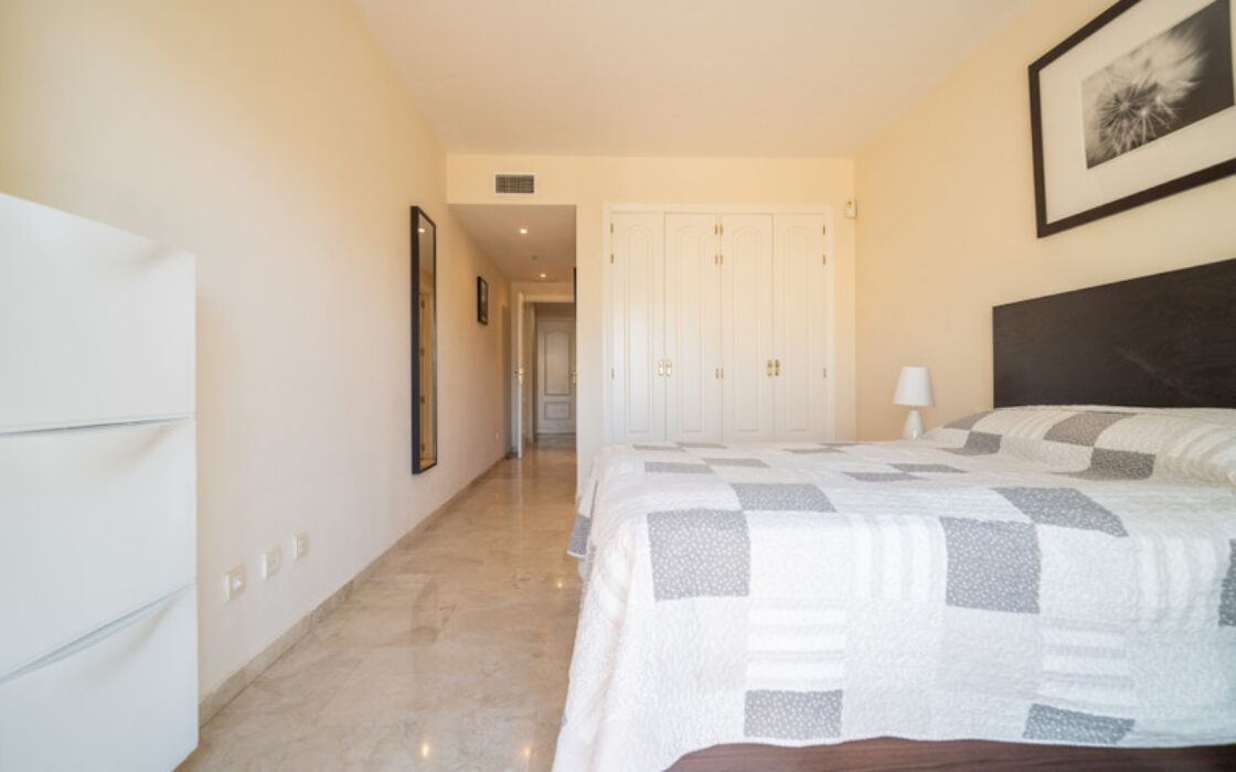 Квартира з терасою 135 кв.м в Естепоні біля моря