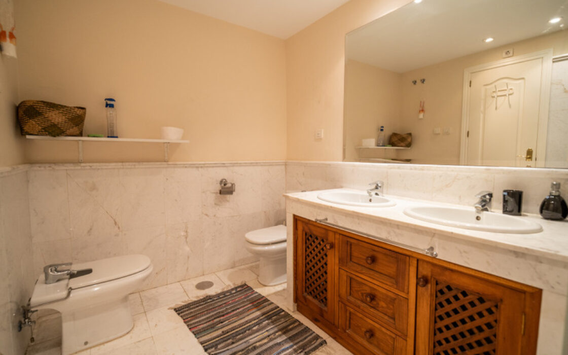 Квартира з терасою 135 кв.м в Естепоні біля моря