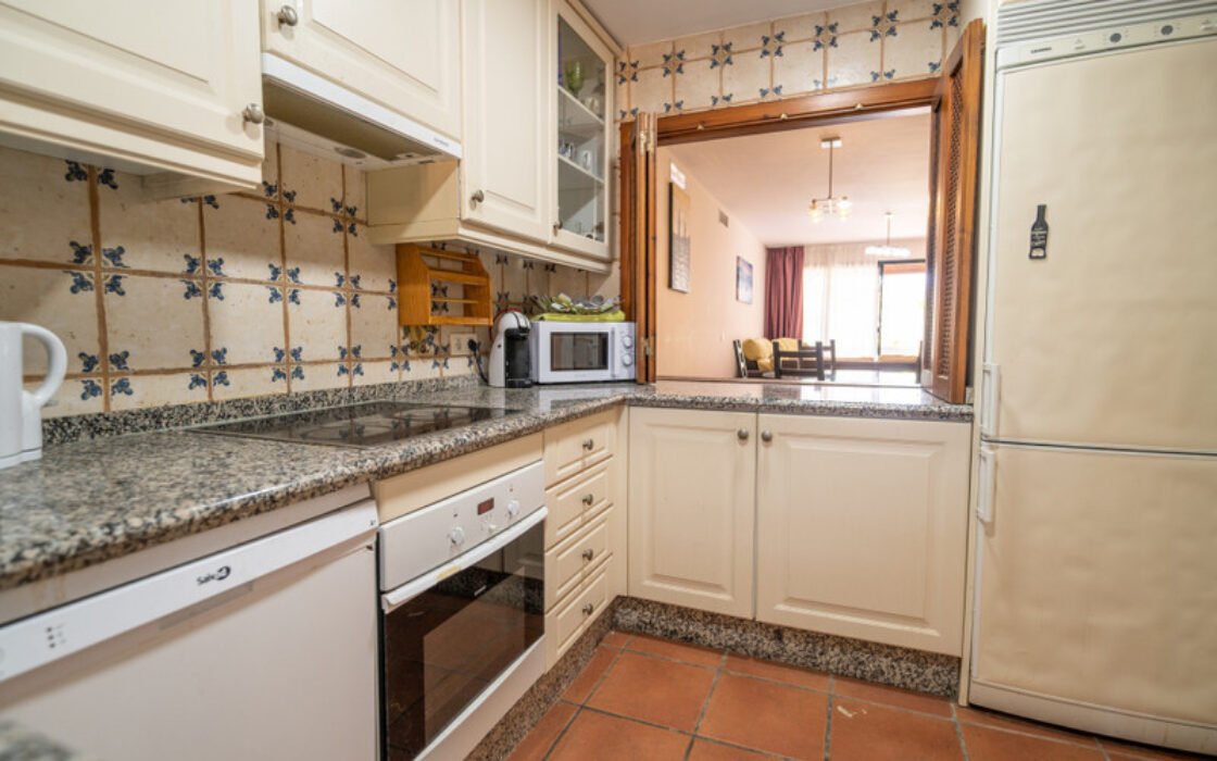 Квартира з терасою 135 кв.м в Естепоні біля моря