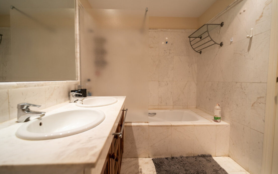 Квартира з терасою 135 кв.м в Естепоні біля моря