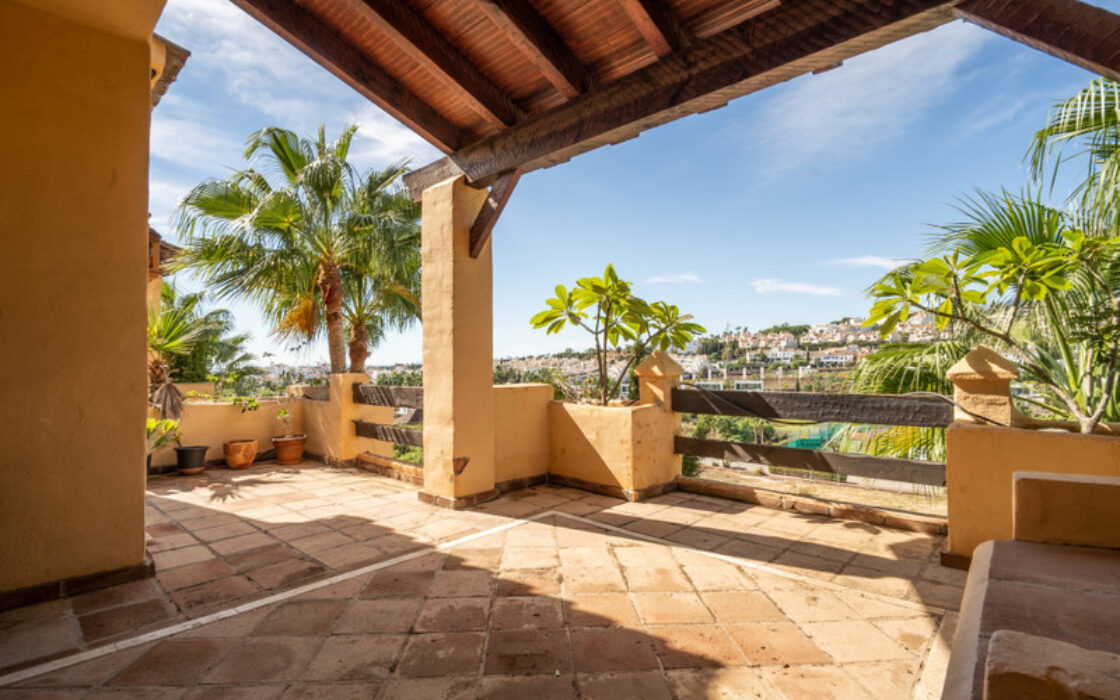 Квартира з терасою 135 кв.м в Естепоні біля моря