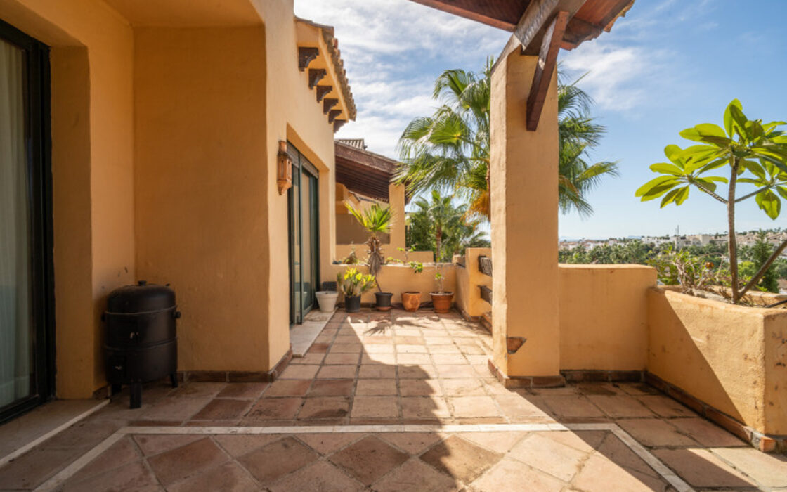 Квартира з терасою 135 кв.м в Естепоні біля моря