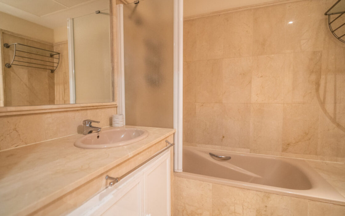 Квартира з терасою 135 кв.м в Естепоні біля моря