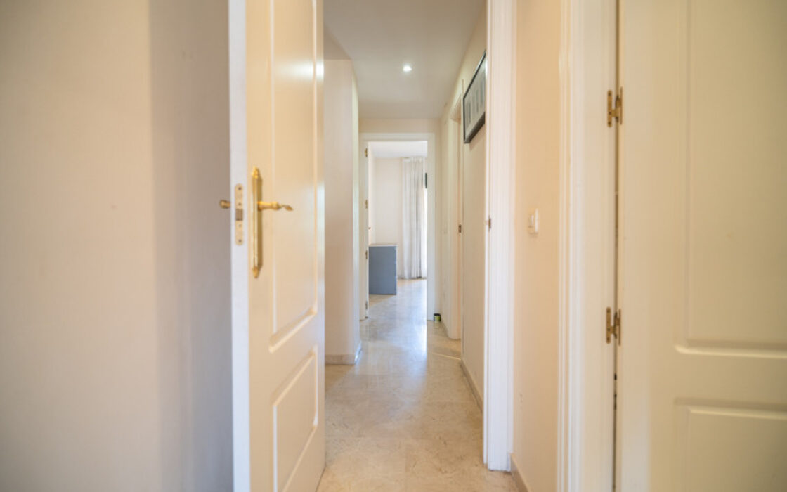 Квартира з терасою 135 кв.м в Естепоні біля моря