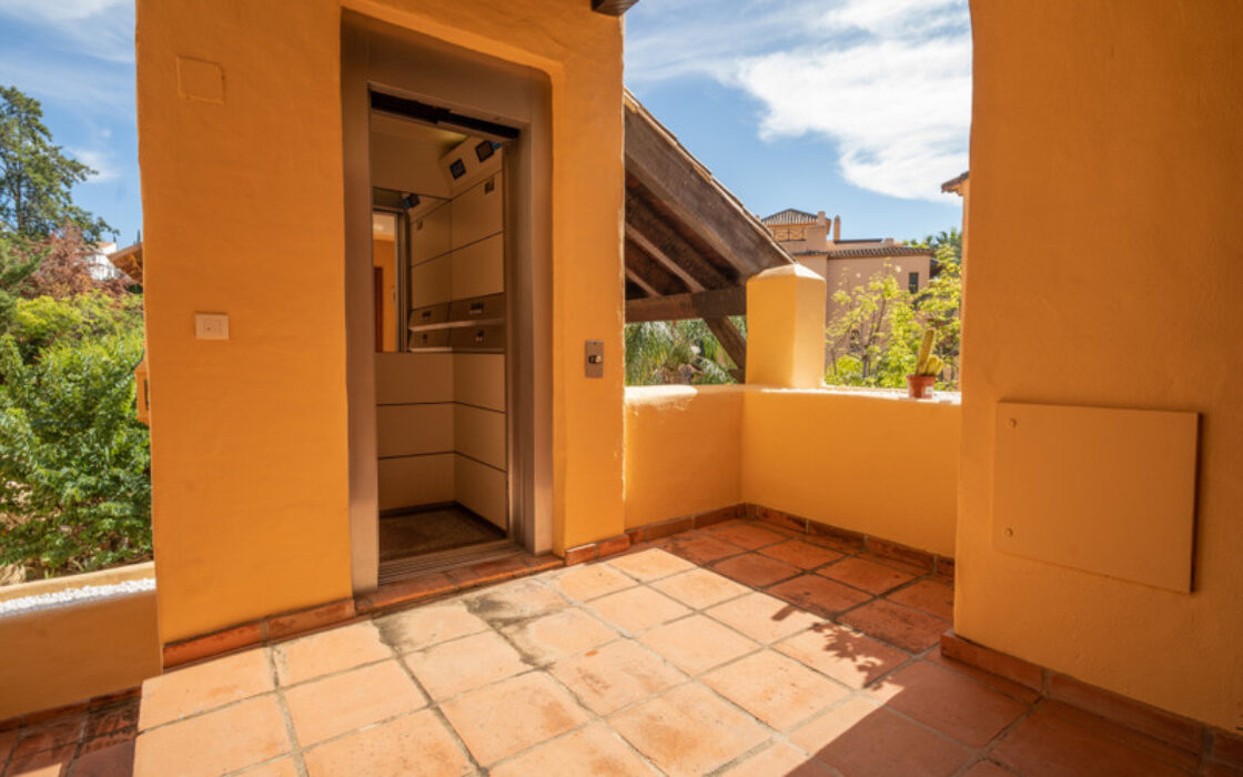 Квартира з терасою 135 кв.м в Естепоні біля моря