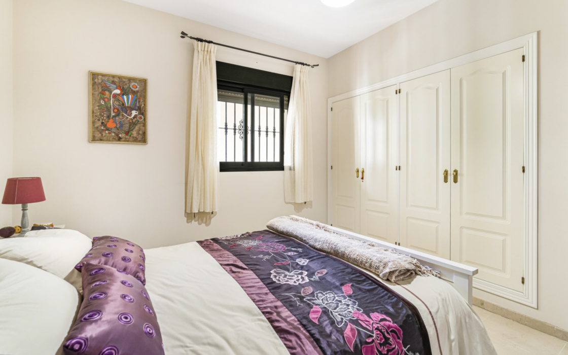 Простора 2-кімнатна квартира в Гуадальміні Альта з терасою