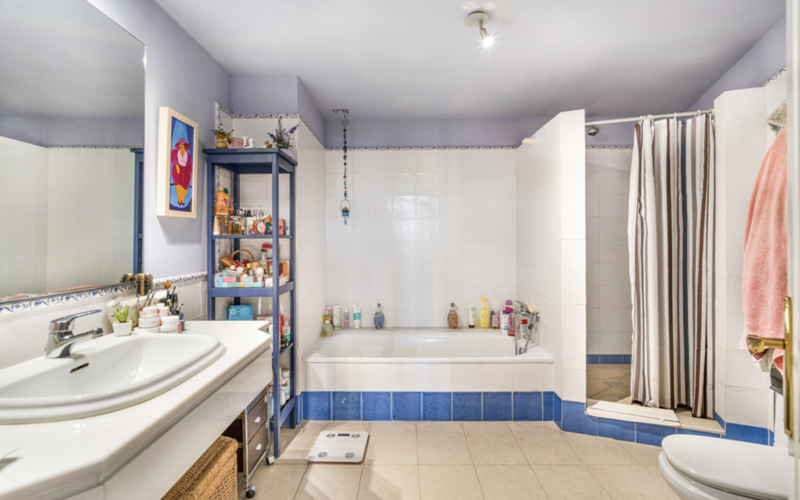 Простора 2-кімнатна квартира в Гуадальміні Альта з терасою