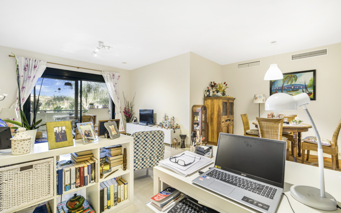 Простора 2-кімнатна квартира в Гуадальміні Альта з терасою