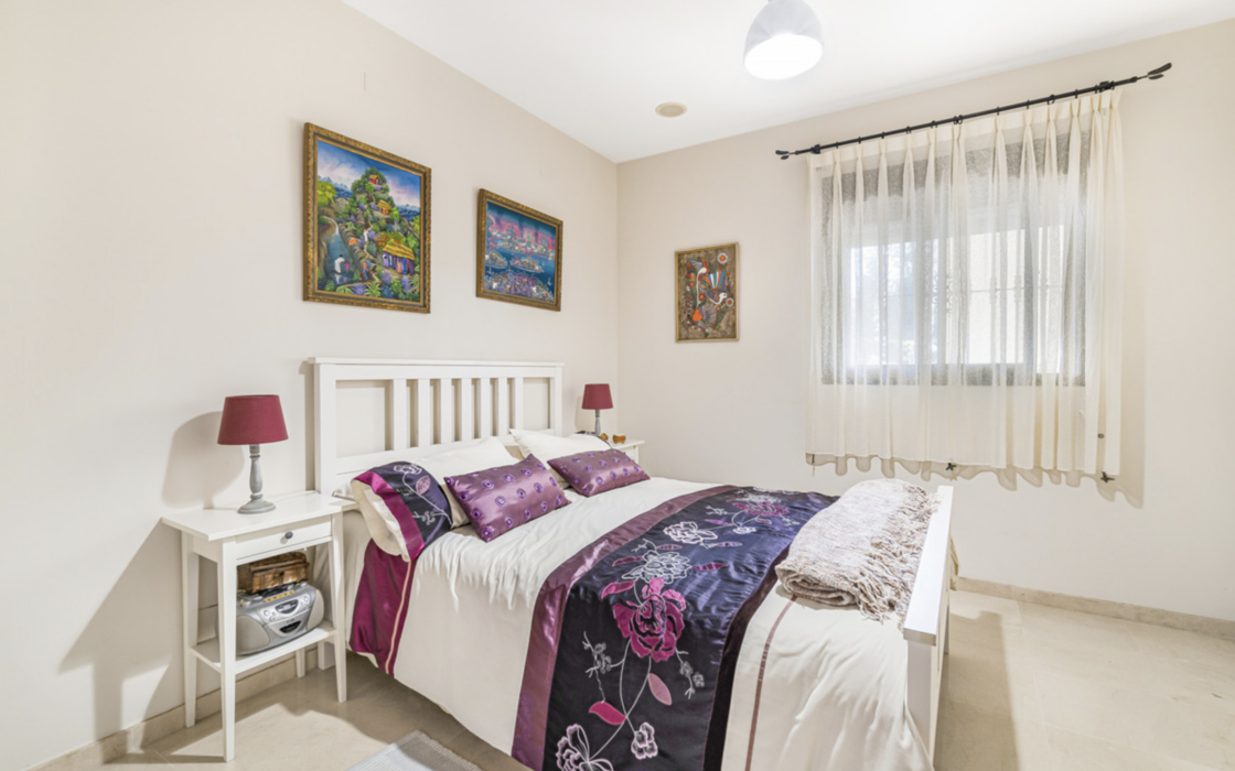 Простора 2-кімнатна квартира в Гуадальміні Альта з терасою