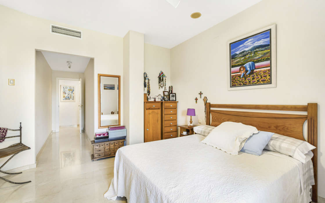 Простора 2-кімнатна квартира в Гуадальміні Альта з терасою