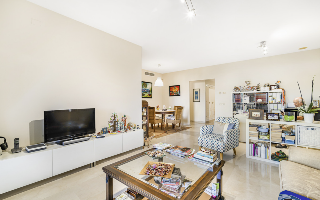 Простора 2-кімнатна квартира в Гуадальміні Альта з терасою