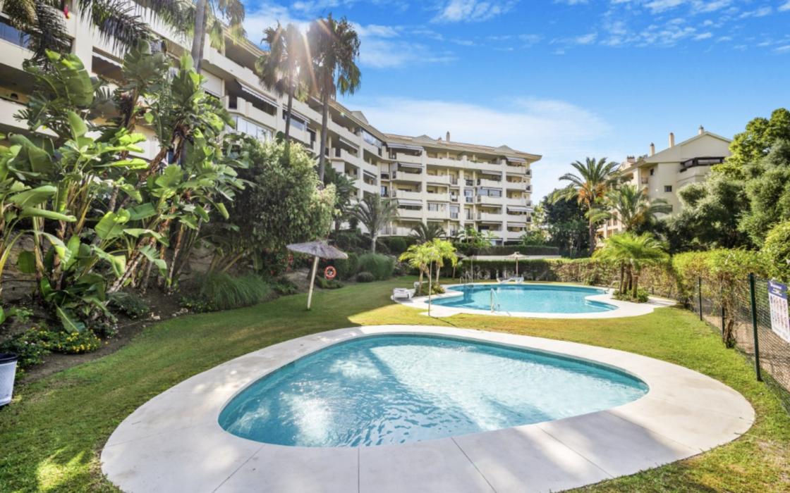 Простора 2-кімнатна квартира в Гуадальміні Альта з терасою