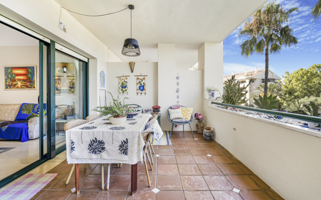 Простора 2-кімнатна квартира в Гуадальміні Альта з терасою