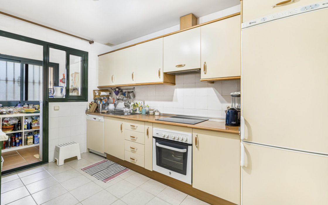 Простора 2-кімнатна квартира в Гуадальміні Альта з терасою