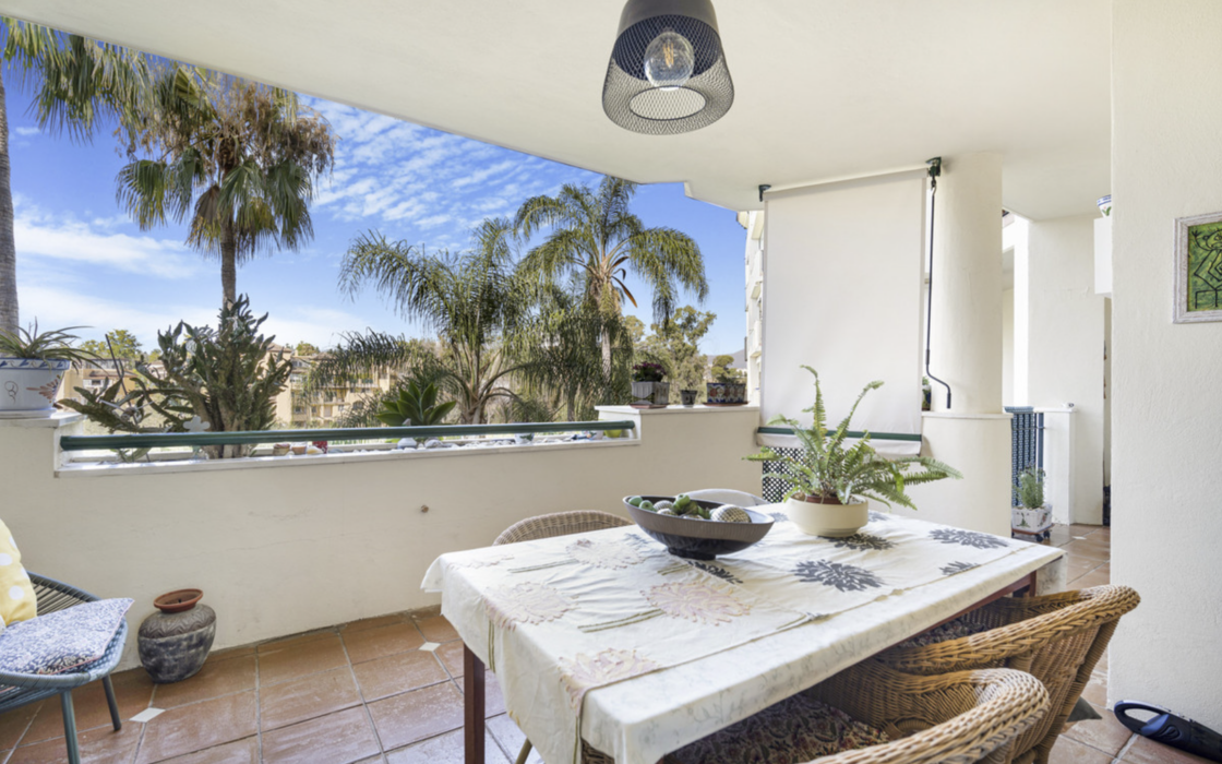 Простора 2-кімнатна квартира в Гуадальміні Альта з терасою