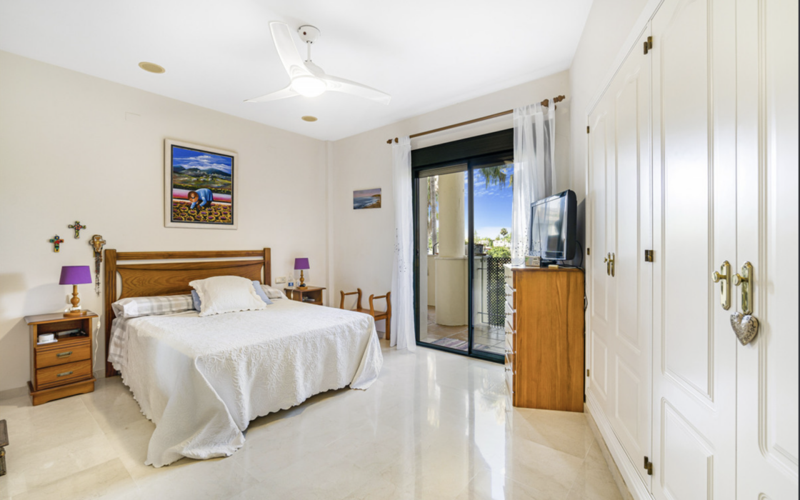 Простора 2-кімнатна квартира в Гуадальміні Альта з терасою