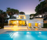 Вілла в Нуэва-Андалусії 200 кв.м з терасою біля моря