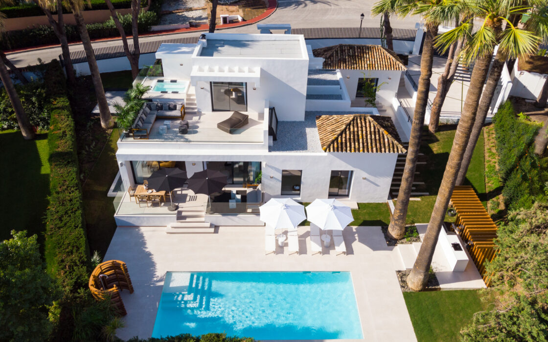 Вілла в Нуэва-Андалусії 200 кв.м з терасою біля моря