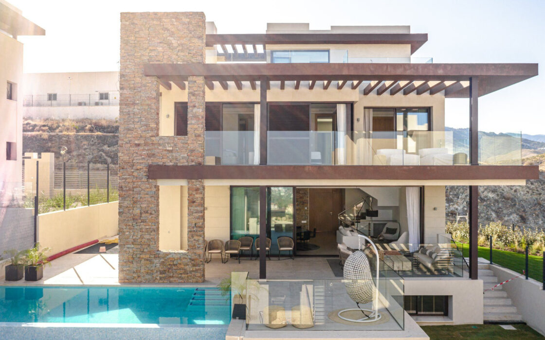 Чотирикімнатна вілла в Бенахавісі з терасою 605 кв.м