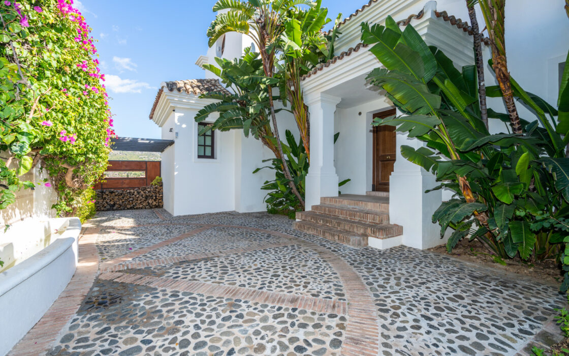 Элегантная вилла в районе Золотой мили с террасой 608 кв.м