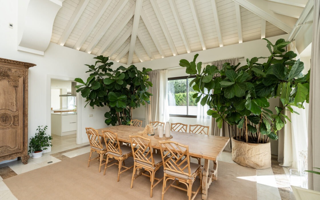 Элегантная вилла в районе Золотой мили с террасой 608 кв.м